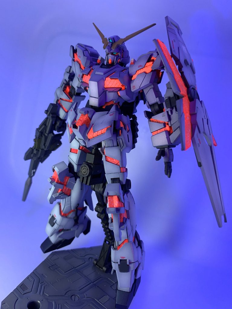 赤の塗料に蛍光レッドを混ぜてUVライトで発光します。