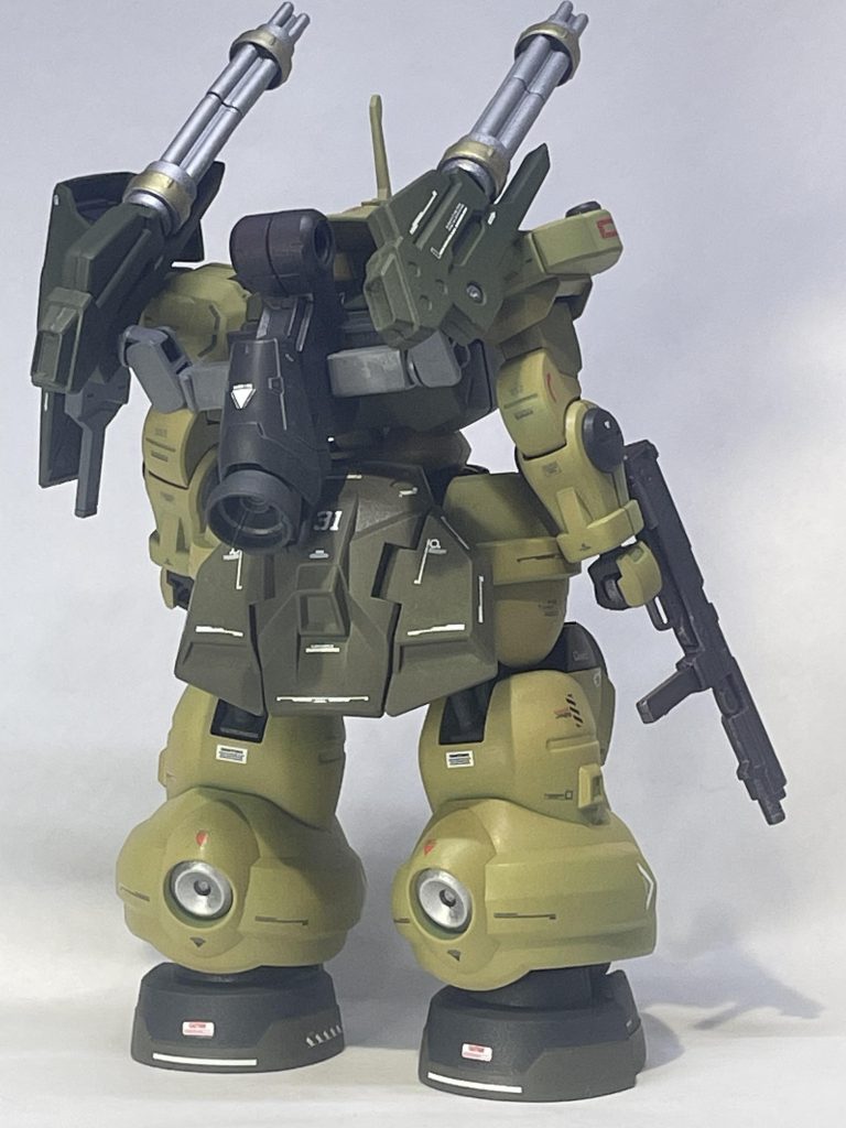 武装も砂漠を想定して実弾兵器に変更(アニメを観たらビームは雨など自然現象に弱いみたいなので)νジオンガンダムのバックパック、パワードアームズのガトリングを使用。