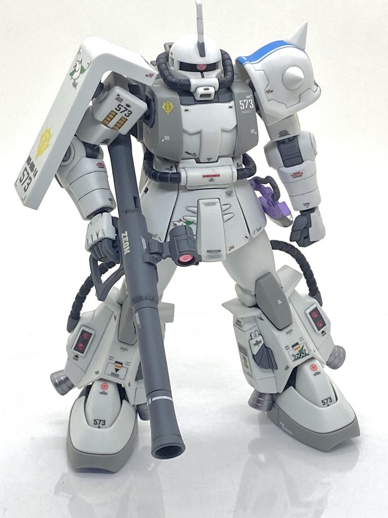 バズーカも今回はちゃんと作りました。塗装も細かい塗り分けが非常に多く、神筆の面相筆のおかげでそこそこ綺麗に塗れました。特にバックパックは赤やダークグレーなどで塗り分けないといけないので大変です。なので、最初にラッカー塗料のメタリックレッドを塗り、次にエナメルのジャーマングレーで塗って半乾きの時にエナメルの溶剤を付けた綿棒で赤の部分を拭き取って塗り分けています。エナメルとラッカー塗料を使い分けると筆塗りでも修正する事でヨレなく綺麗に塗る事が出来ます。肩のスリッドは余っている百式ゴールドで小さい面積ですから筆塗りでも十分に綺麗に塗れました。最後にスムースクリアー吹きますと多少の筆ムラはつや消し効果のおかげでわからなくなります。