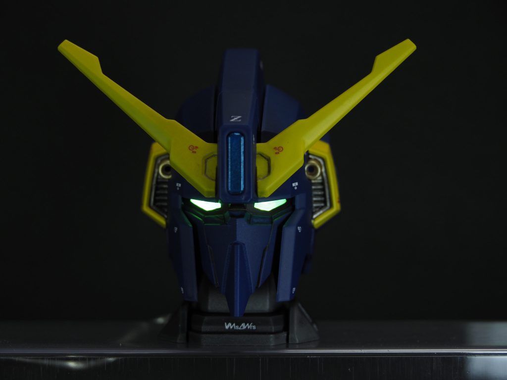ライト点灯。塗装後組み立てしてるとガンダムmk-Ⅴ味を感じました。センチネル系のガンダムは特徴ある頭部形状で好きです。