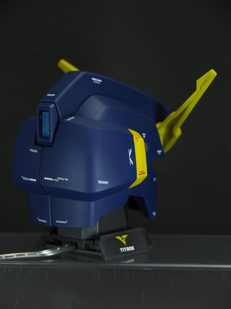 出たのはゼータプラス　テストカラーだったのですがそのまま光らせたら成型色が白いからか光が漏れまくり。遮光の意味も込めて、いつも通りティターンズカラーで塗装しました。