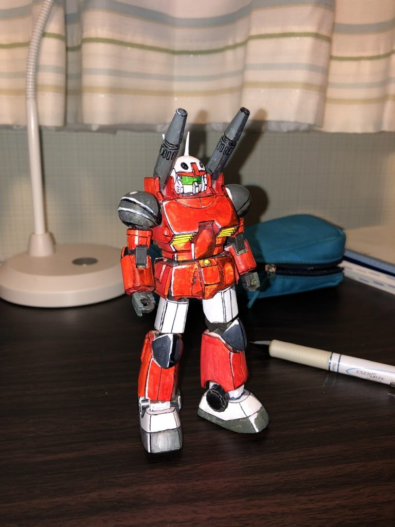 腰まで塗ったあと、リアルタイプガンキャノンってカラーリングかっこよかったなぁと思い出し、脚だけその配色に。個人的には過去最高の仕上がりになりました。今のキットは改造して失敗するとおっかない値段設定なので、旧キットで失敗を重ねながら上達することができなくなってきました。もっとこまめな定期生産をバンダイさんお願いします。特にMSVシリーズ、多少値段上がっても買いますので是非生産してください