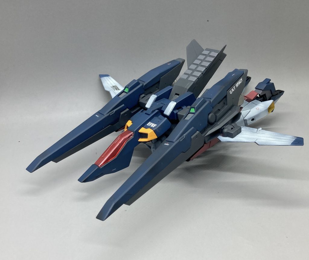 もちろん変形します。差し替え無しの完全変形。