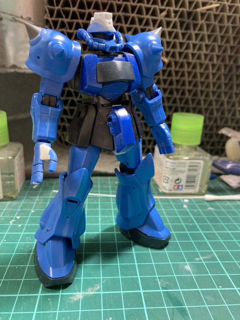 旧ザクのボディにグフの素材を切った貼ったして擦り合わせ。