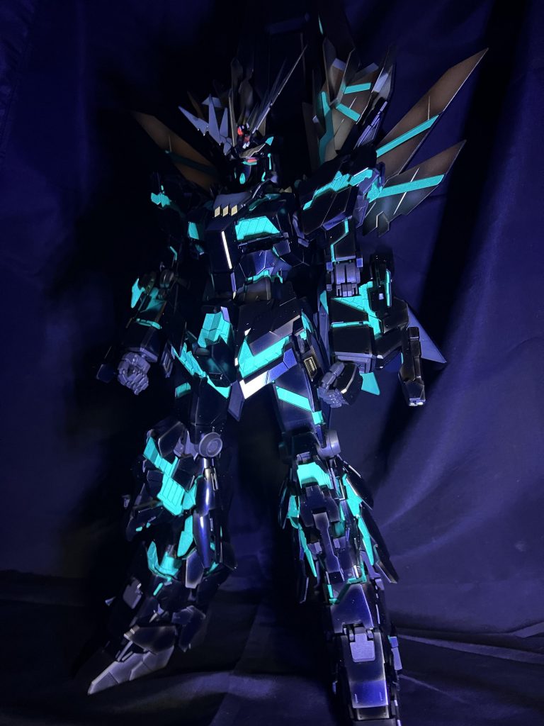 サイコフレームは蛍光ブルーグリーン、下地にアルティメットホワイトでスパッタリングです