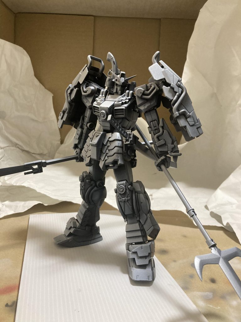 装甲部分をザラつかせた後に、ホワイトで1方向からハイライトをいれました。