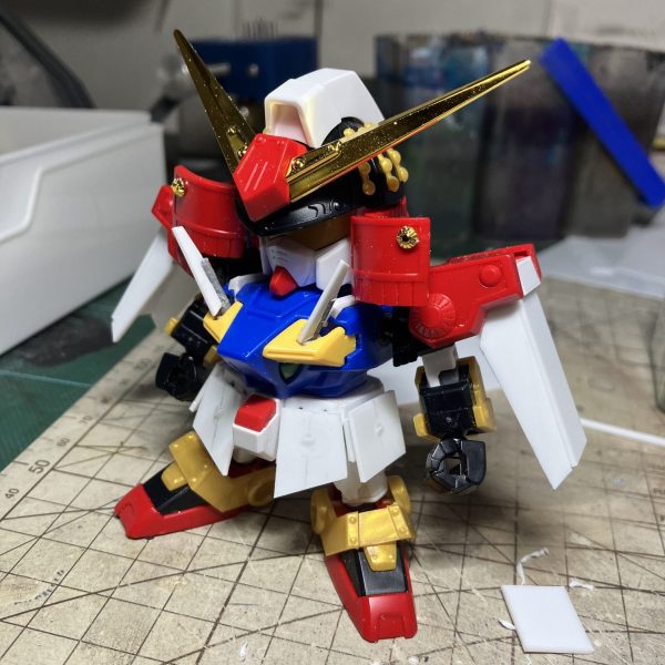 久しぶりにSDを作り始めました。レジェンドBBの武者ガンダムとOガンダムをミキシングして武者Oガンダムにします。（1枚目）