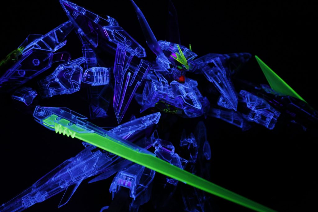 全体的に尖っているので、ポーズをつけてると知らない間に指に傷がついている…