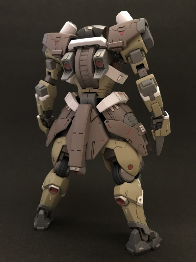 実はちょっと前に作ったサイフォスで没にしたカラーリングを再利用しました。もちろんイメージ元はゴッグですが、後ろから見るとまたぎっぽさがありますね笑　毛皮感。　それと、腰のグレーのパーツは隙間(埋めるのが面倒すぎた)隠しで追加したんですが、ばっちり見えてますね隙間笑