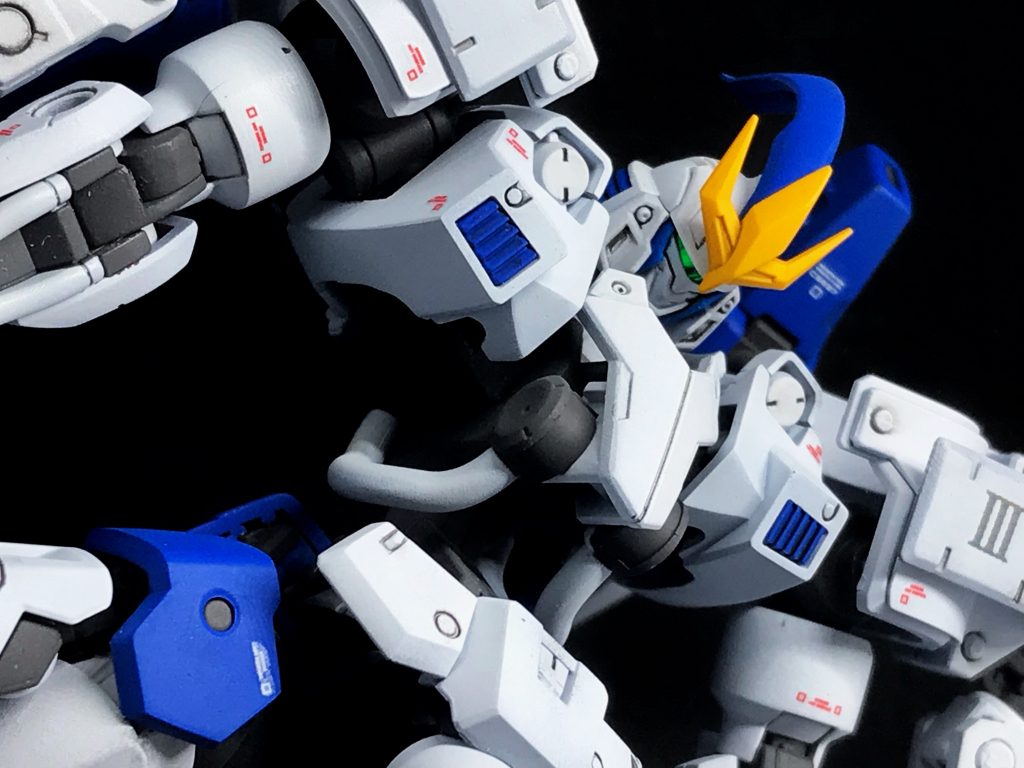 今までのトールギスではクレオスのクールホワイトを使用していましたが、今回はガイアのアルティメットホワイトを使用しました。ヒロイックな見た目とカラーリングで非常に気に入ってますヴァルキュリア・フレームは無加工でプロポーションの変更もありません