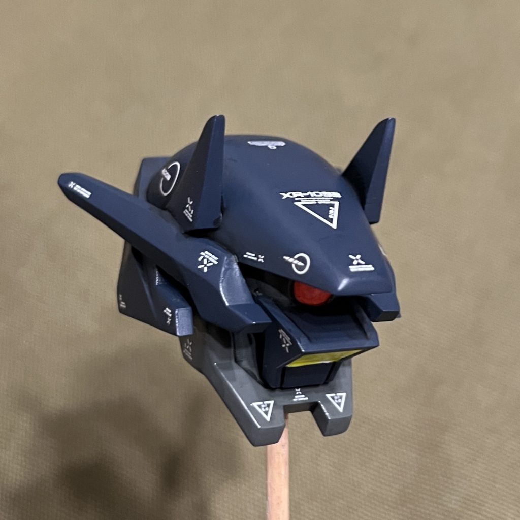 ハイキューパーツのデカールを貼っています今回は大きめの頭部なのでかなりの枚数デカールを使用しました