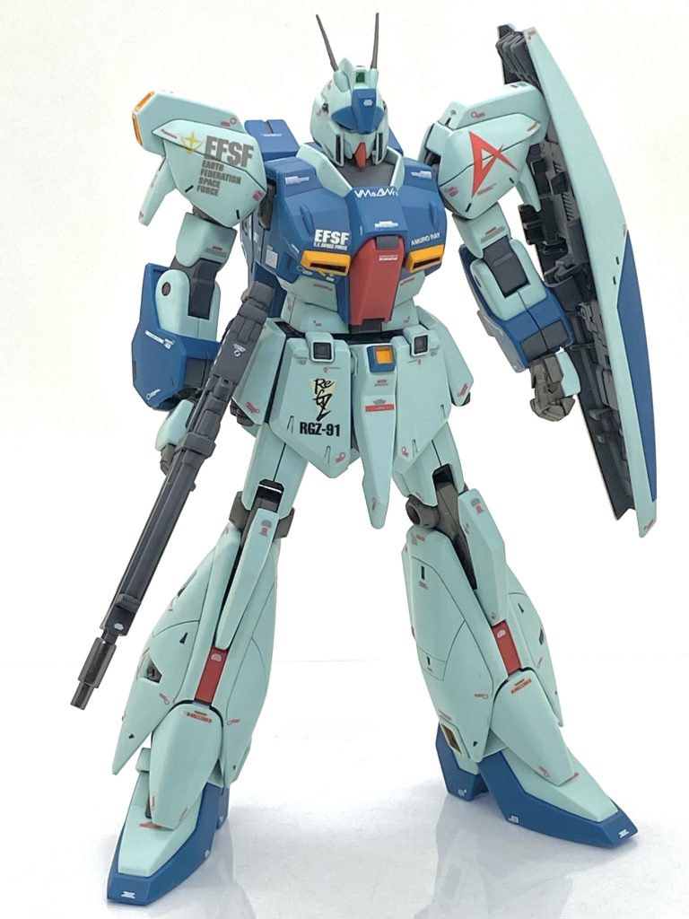 かなり細かい箇所までグレーで塗りましたが基本的には成型色かつ設定に準じています。MGのマーキングを使っているのですがそれほど違和感ありません。