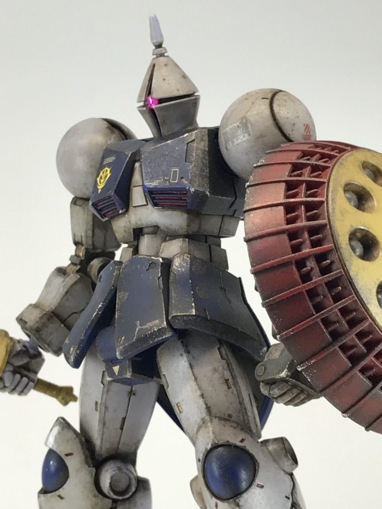 ②黒鉄色か焼鉄色の塗料をキッチンスポンジに少量つけ、パーツのエッジ部分やカドにポンポンと軽く叩きつける③同じくシルバーの塗料をスポンジで剥げを表現したい場所に軽く叩きつけたり、爪楊枝や筆で色を軽くのせたりする④リアルタッチマーカー(リアルタッチブラウン1)を汚したい場所に塗り綿棒で擦る黒鉄色や焼鉄色の部分に塗れば錆っぽい表現になります。