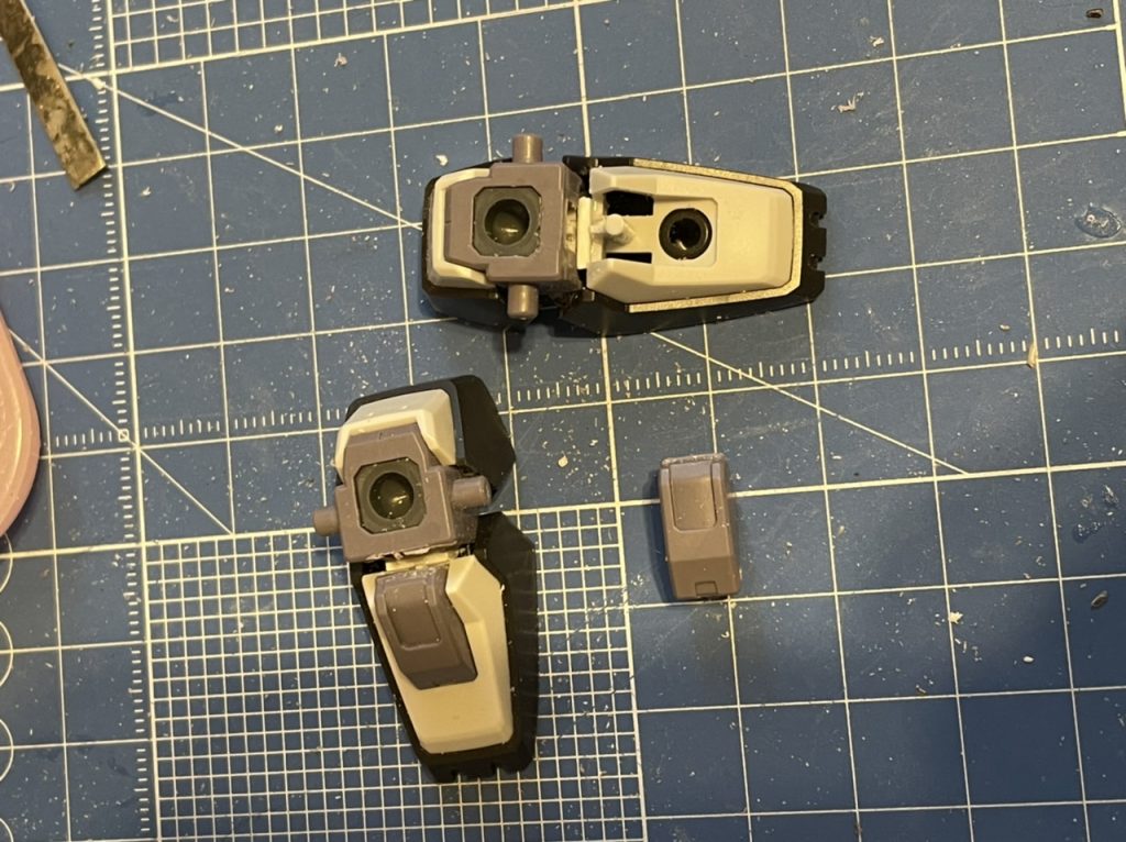 足の切り貼り。前後でぶった切ってランナータグかまして接着してるだけの簡単工作。なんか昔、カトキバーザムからの逆算で、mkⅡの足の甲を白くするのが流行った事があったような無かったような？