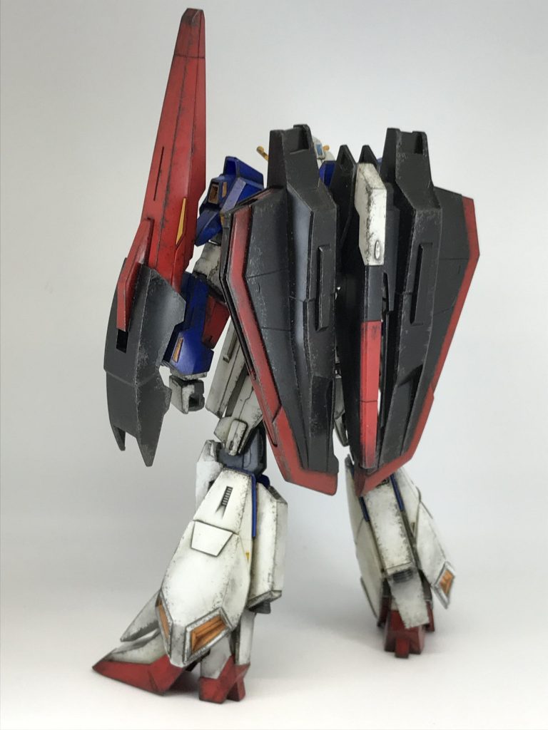 羽?の赤い部分はラッカー塗料を筆でベタ塗り筆ムラとかもお構いなし!だってどうせ汚すから…ここは付属のシール貼った方が良いかもですねあ、早く完成させたくてふくらはぎのバーニア、ガンダムマーカーで塗るの忘れてたw