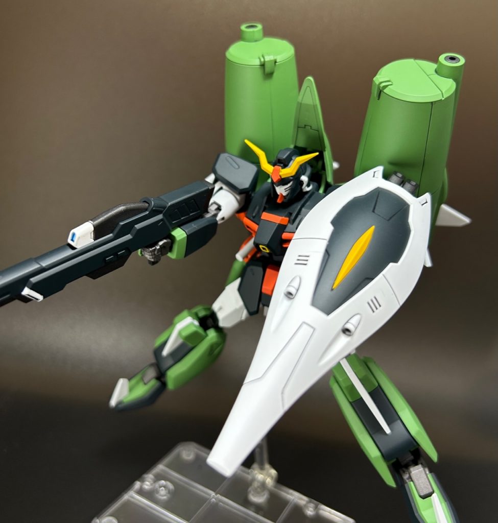 以前のアビス、ガイア同様各関節を移植してHGCEクラスの可動範囲を持たせています。