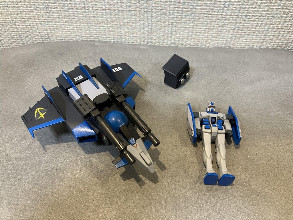 Gファイター中のガンダムはG3カラーっぽく。頭が大きくて、腕が異様に短いですね😅