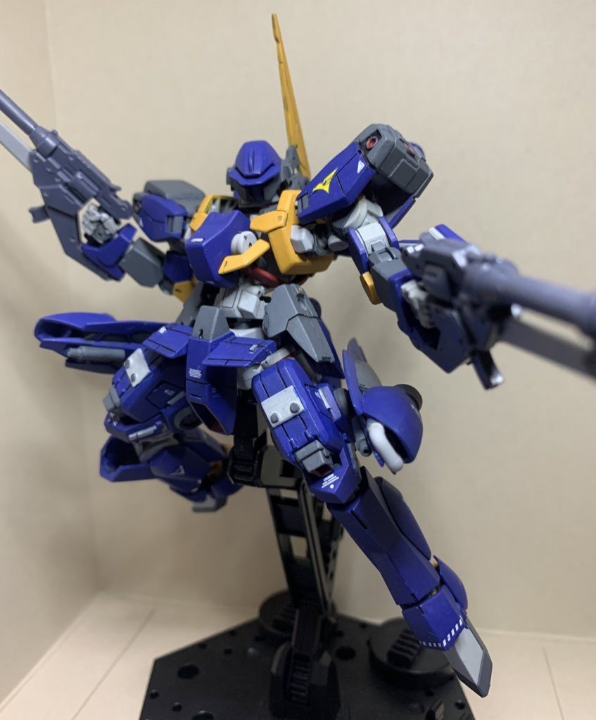 股間にビルダーパーツのハイメガキャノンが付けられなかったので両膝にバーザム風に貼り付けています。捏造サイドブースターが干渉しまくるので腕も脚も可動は残念な感じに