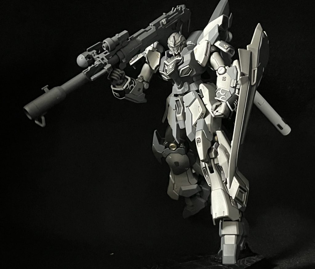 ポーズ②バズーカ構え。武器の種類や組み合わせが多彩なのも魅力ですね。ライフル、バズーカ共に、磁石で腰につけられるようにしようかな？