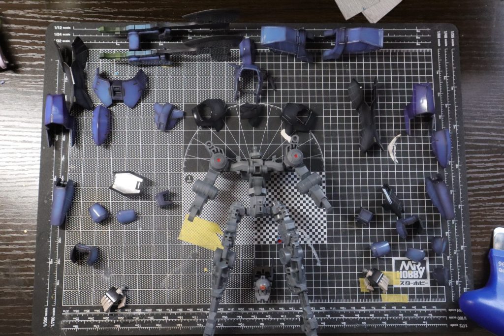 写真はウェザリングの前。内部フレームはきつめにウェザリングして、外装は筆でハゲチョロチッピング。