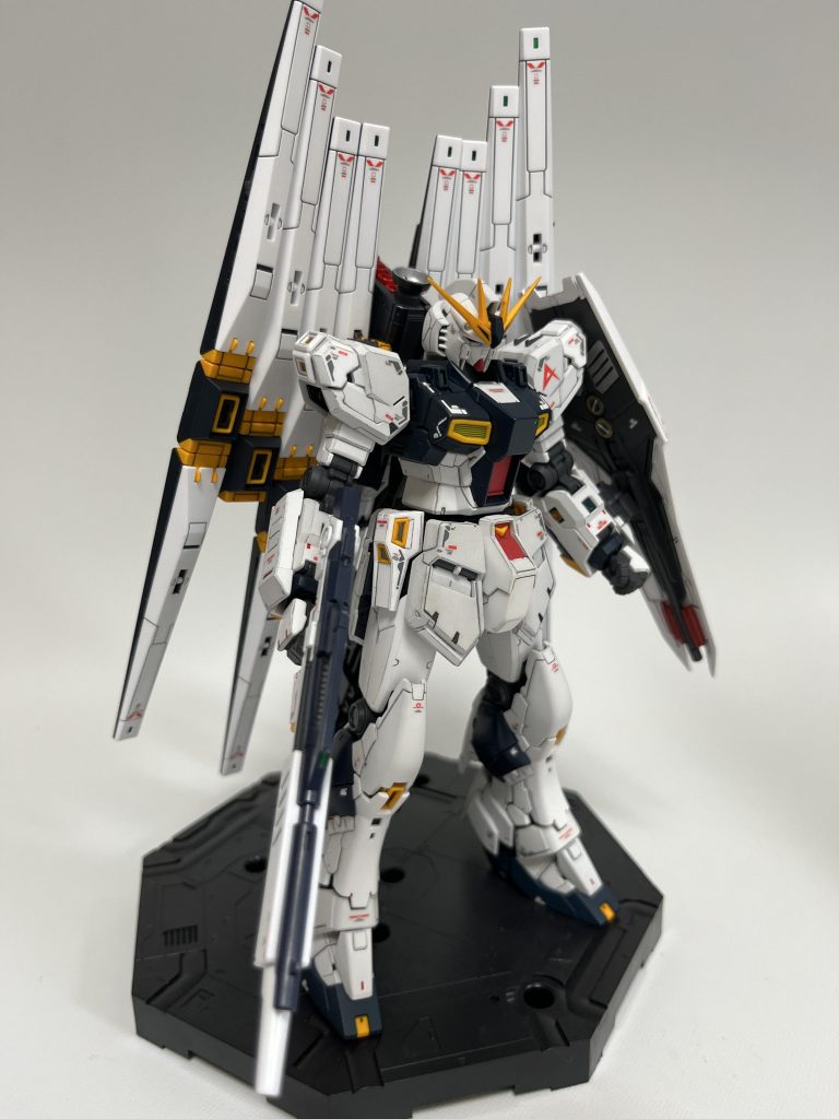 角の取り付け部を少し下げHiνガンダム風に。