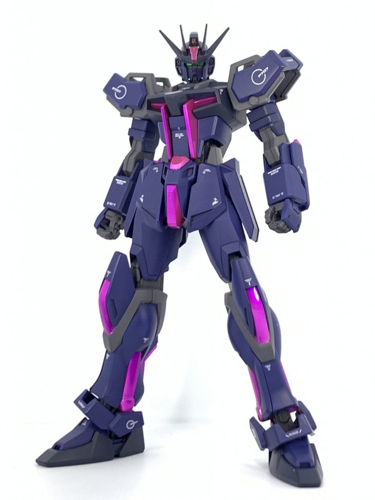 正面!コンセプトは、「蛍光塗料で全身を光らせる!」「自分だけのストライクガンダムを作る!」でした!名前にもある通り、ビルドファイターズを意識して制作…!ビルドストライクと同等の力を持つ、という意味を込めて「パラレル」と名付けました!