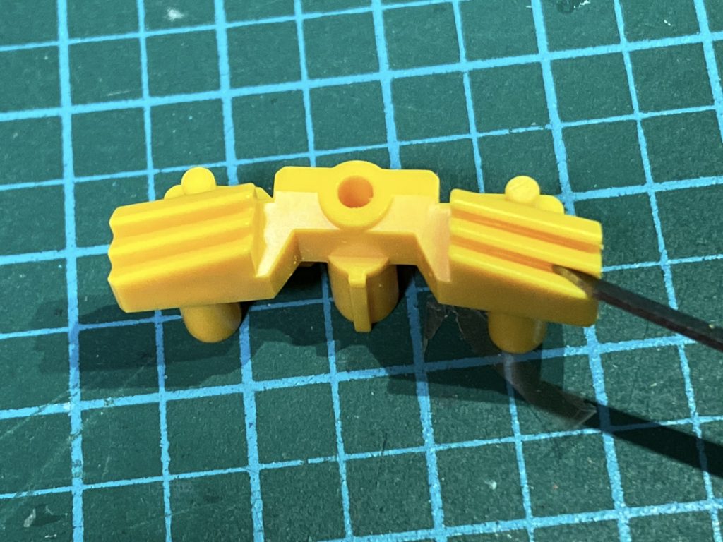 胸のダクトは下側から面に沿ってタガネを寝かせ、上に掘り進める形でフィンを擬似形成。写真は向かって右側だけ掘ってます。簡単に完成度が上がるのでオススメです！あとは前腕を段落ちディテール部で切り離し、ハンドパーツの基部を埋め込んだのですが、写真撮るの忘れてました。