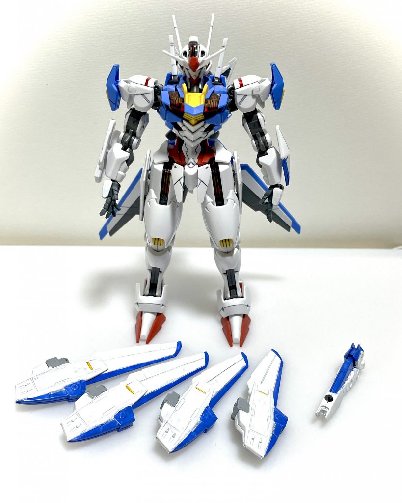 その実態は、エクステンションの名の通りビット兵器──群体制御の拡張器。エアリアル本体とエスカッシャンの中継器になると同時に自らも群体の一部として発振し、その範囲や効果を拡張する。