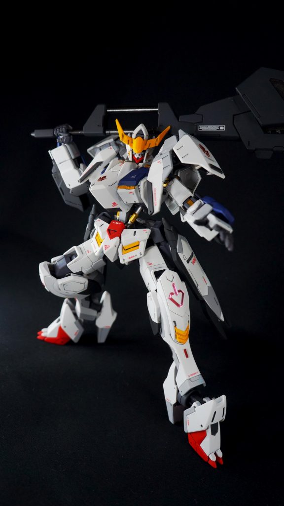 胸部や腰部スラスターが後付け感がなくなるようにカラーリングを変更しています。また、各所パネルラインに合わせてグレーで塗り分けました。