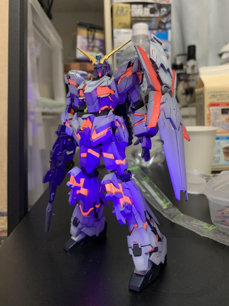 仕上がり時のUVライトで発光のチェック。