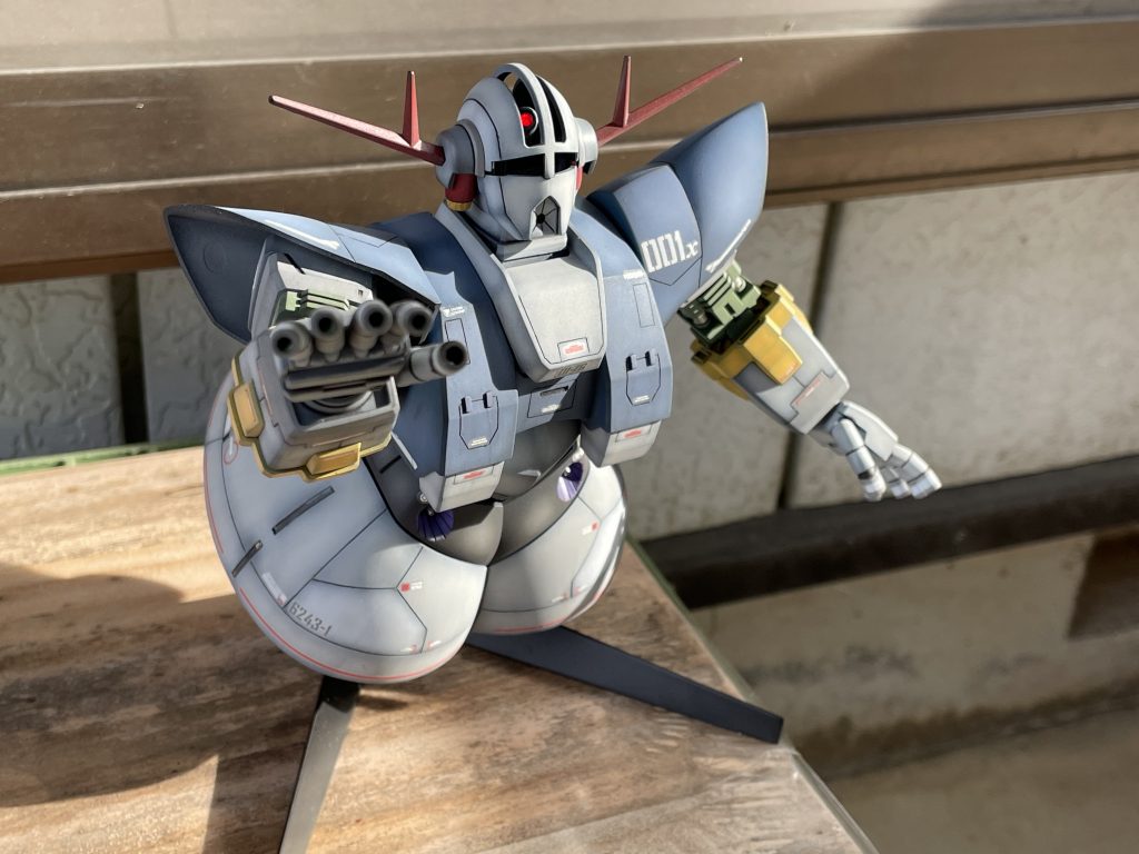 主な改修箇所モノアイ可動と電飾、スジ彫り追加です