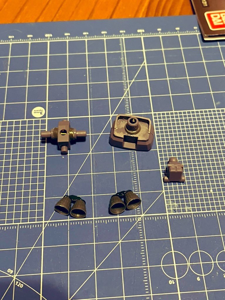 基本無塗装なので、こんな感じで見えない場所で切った貼ったしてます。