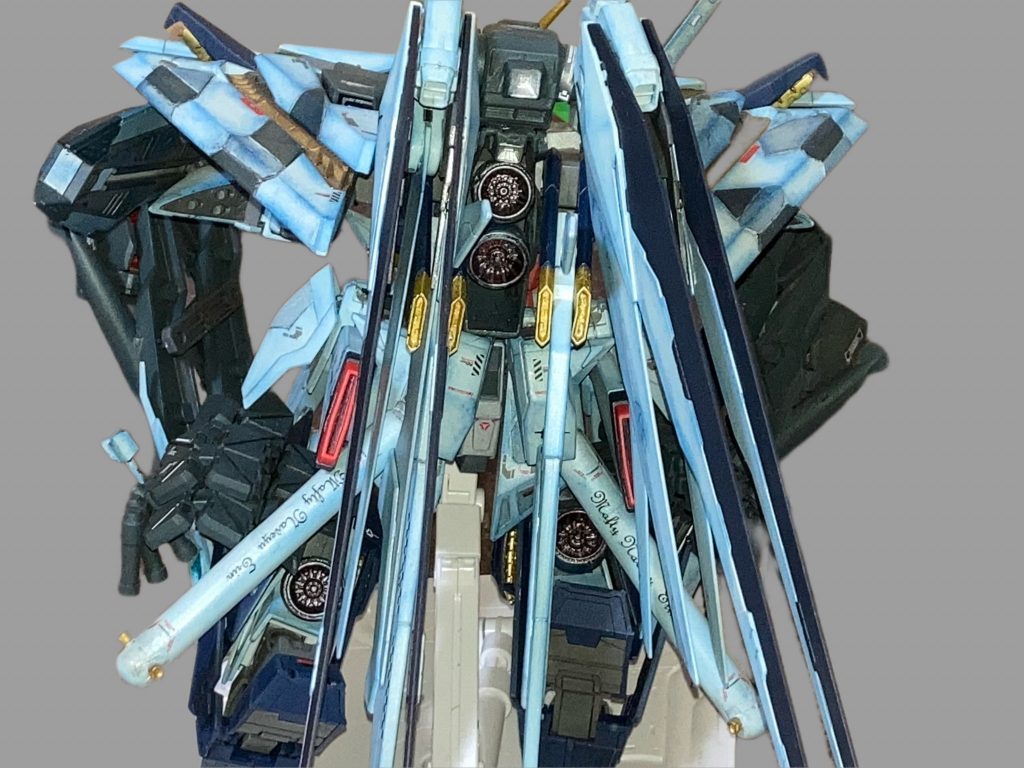 後ろも隙間なく詰め込みました。バーニア内部のギミックは実はガンタンクの車輪、羽や背中のライフルはウイングガンダムからの流用。因みにクスィーの顔は私は好きな派ですね。賛否両論あるようですが。
