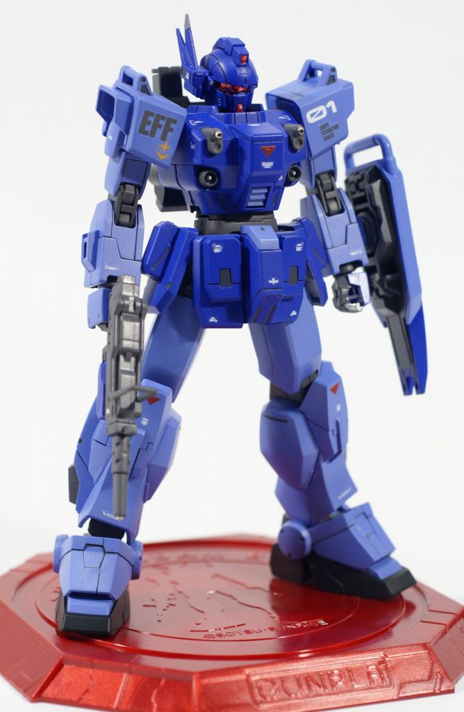 改修内容は次の通りです。・バイザーにラピーテープ、HIQパーツオーロラグリーンシールを使用。・センサー類にラピーテープを使用。・上記二つは光の反射で発光しているように。・銃口にメタルパーツの取り付け。・胴体を2㎜延長。・脚を1㎜延長。・エッジ出し。・モールドの掘り直し。・合わせ目が目立たないようにスジボリ。