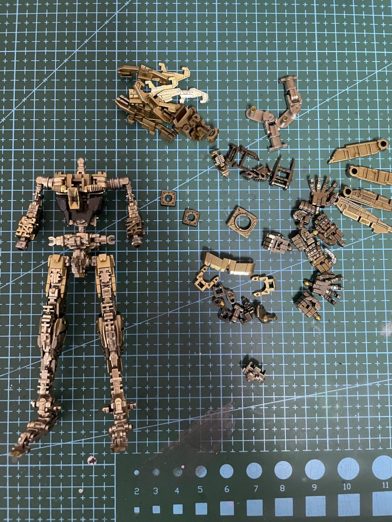 組んだらほとんど見えないですがフレームのゴールドも4色で塗り分けてます