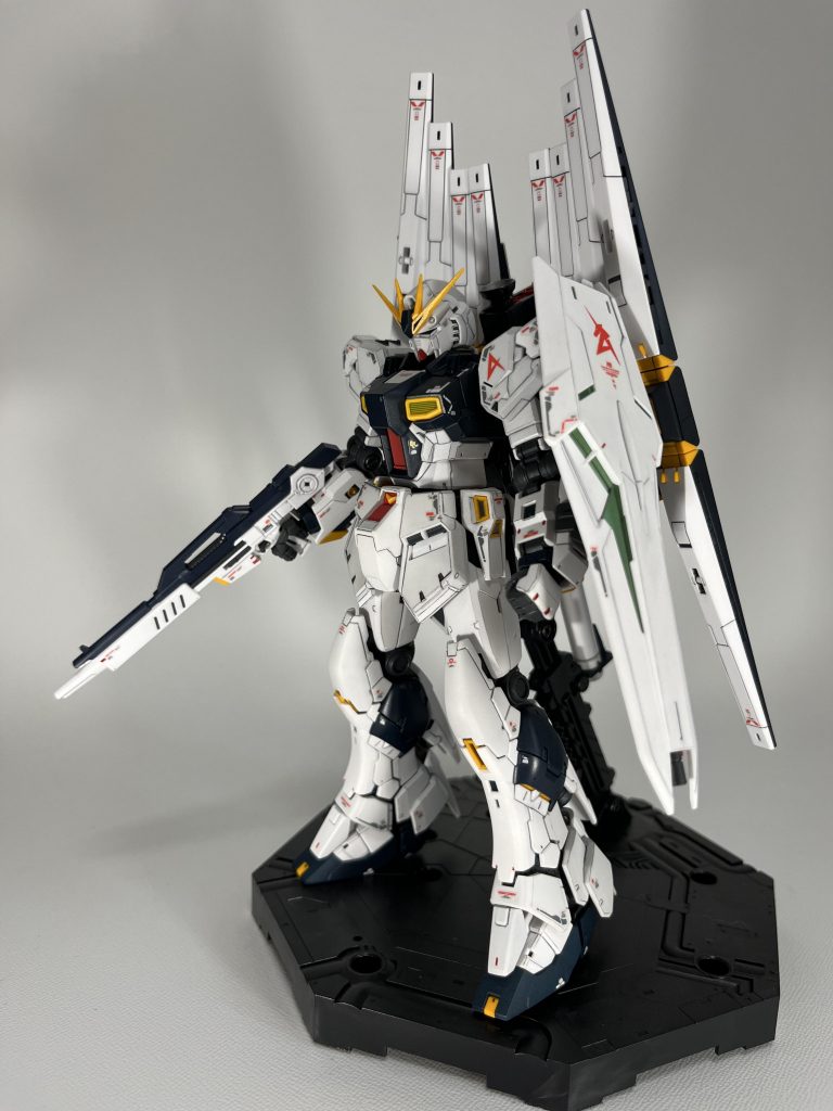 逆アングルから、肩とシールドのパーソナルマークが映えますね