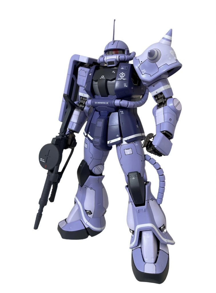 RGシャア専用ザクのパネルラインを参考に全体にスジボリを施し、塗り分けしてみました。