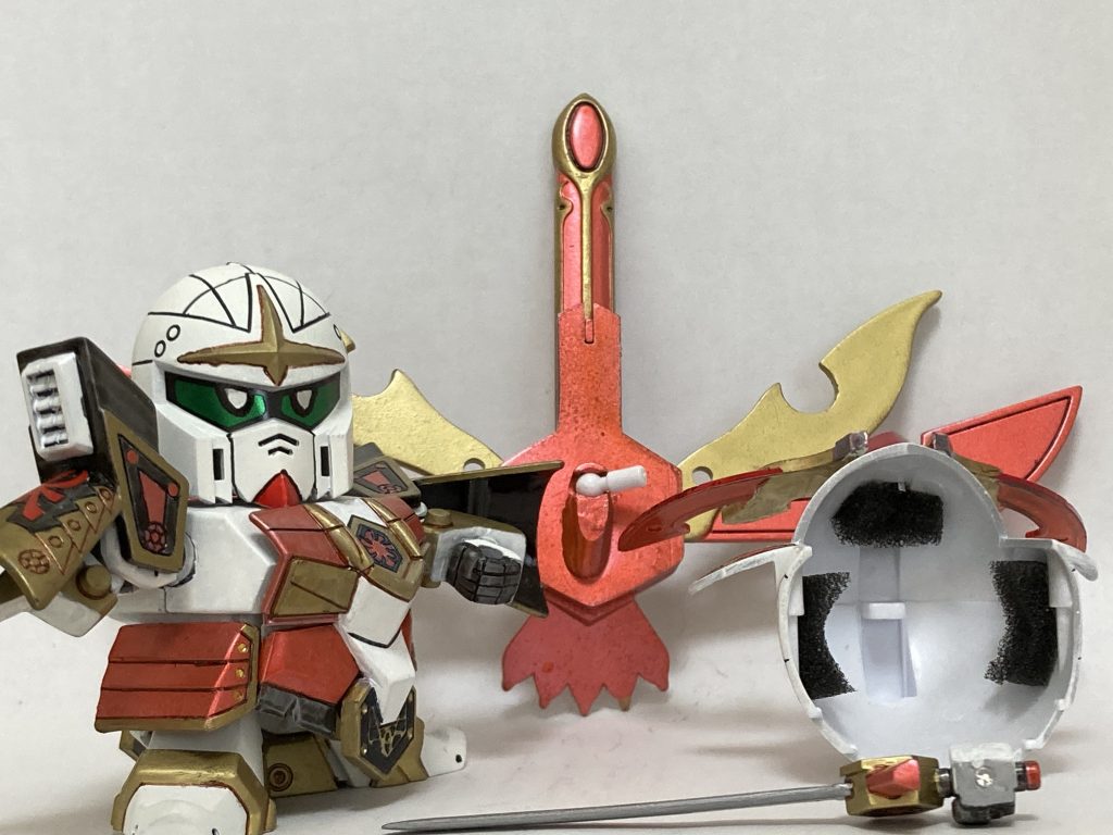 天帝の神器は接続部をホビーベースのボールジョイントに変更。兜内部は100均の網戸隙間テープで安定化。拳はネオジム磁石で接続。