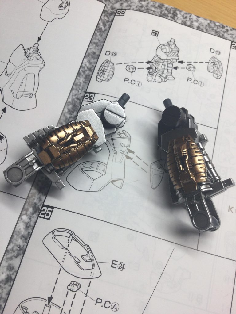 足のフレーム部分ですね。　「タミヤ スパークリングシルバー」「ガイア フレームメタリック」「ガイア パールカッパー」を使用。タミヤのスパークリングシルバーは、綺麗なシルバーですね。