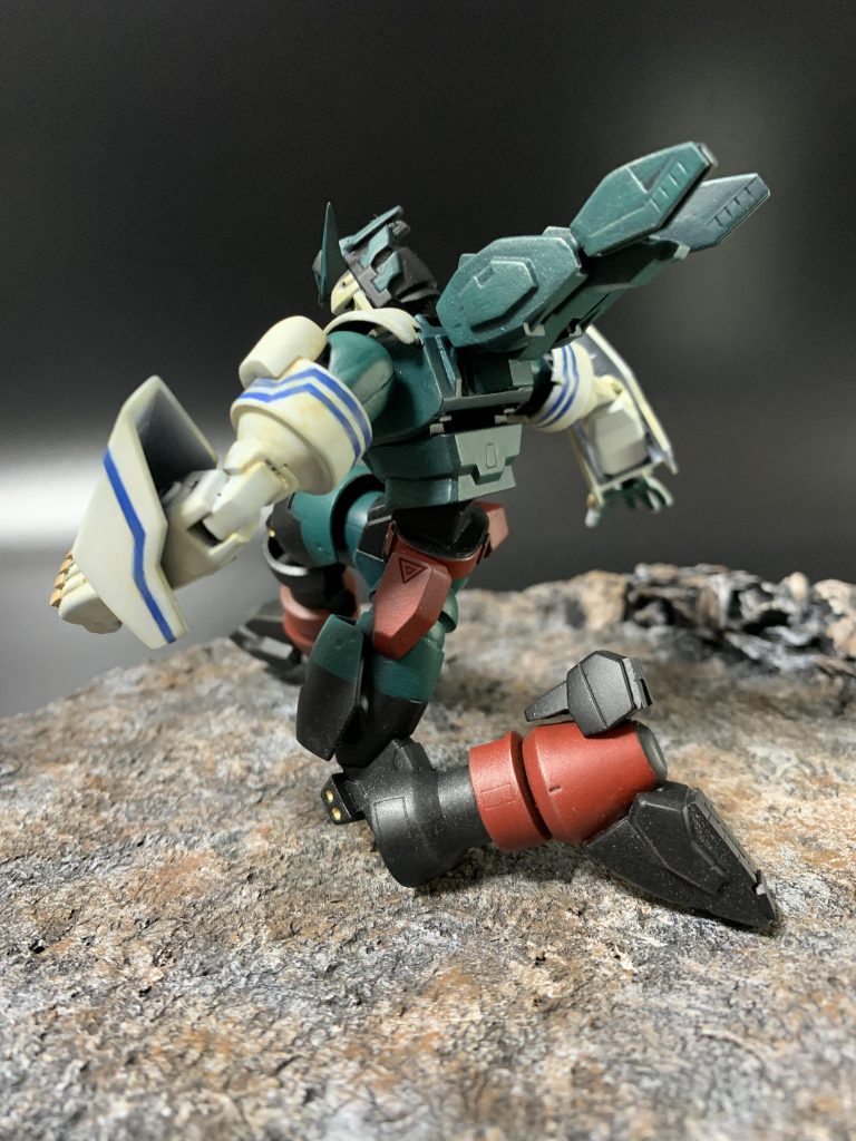 背部のコアランダーはそのままでは上に跳ね上がりませんが、切り貼りして角度をつけて、デクコスチュームのたなびくフード感を出したつもりです。