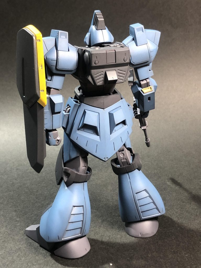 このMSのデザイナーの方を意識したようなスジボリが出来たかと思いますがいかがでしょう？ディテール増やした箇所は少なめでスジボリ他、モノアイと肩のスラスターにフィン取り付けたくらいです