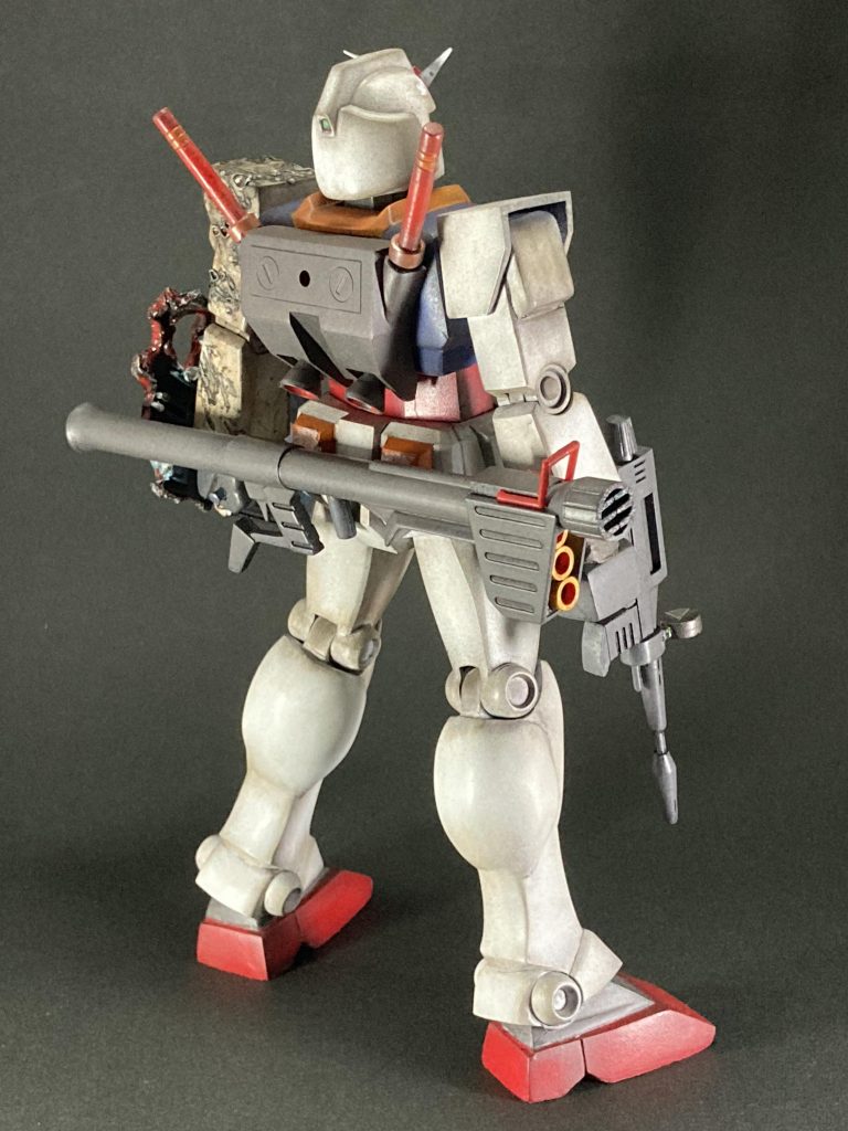 ハイパーバズーカの細かいパーツやビームサーベルなどは赤や黄色を差してみました。