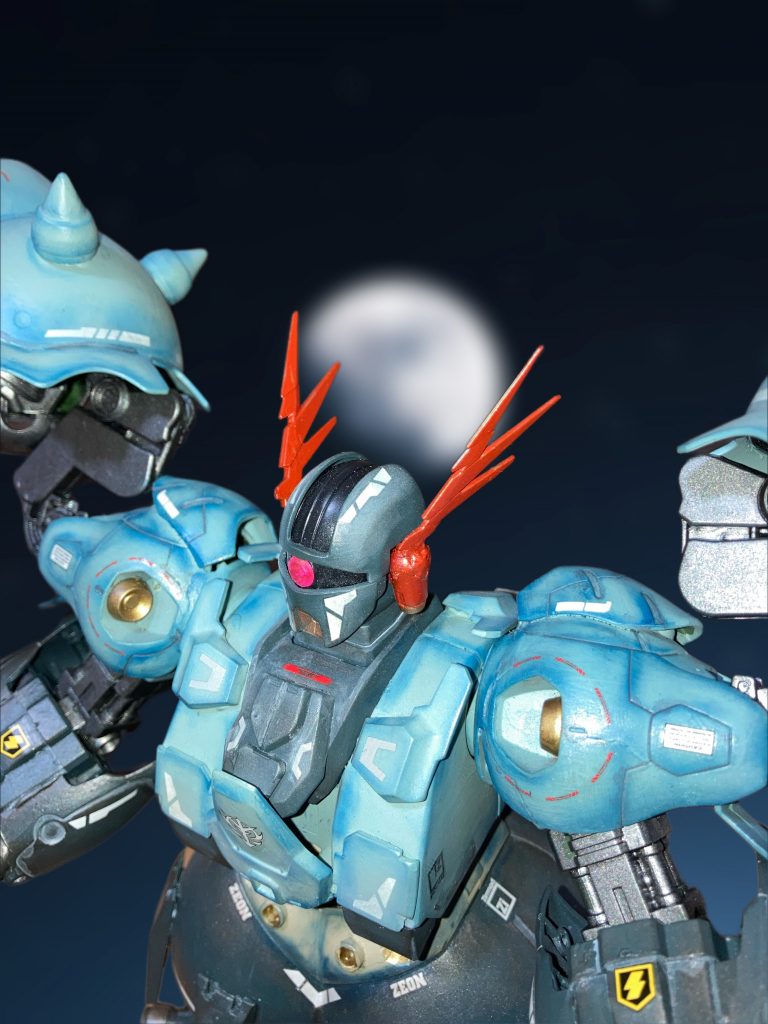 角はバンシィの余剰を流用。もっと釣り目にしたかったんですが、多少モノアイのレールやレンズの角度を削ってます。頬もスッキリさせたかったのですが失敗を恐れデカールで目の錯覚を利用したという誤魔化しディテールです。肩パーツはグシオンの脚。膝関節とバインダーの足を一体化させて可動させてます。上下は膝関節、回転はバインダー取り付け部で動かす仕様。