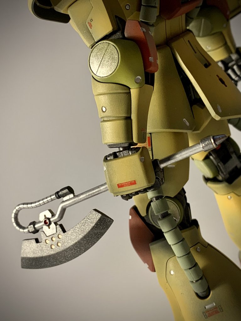 ヒートホークも丁寧に塗り分け、重厚感がありこれなら使い捨てには出来ない耐久性を感じます。刃の色を発火しているように見せるか迷いましたが、これは素の色にしました。