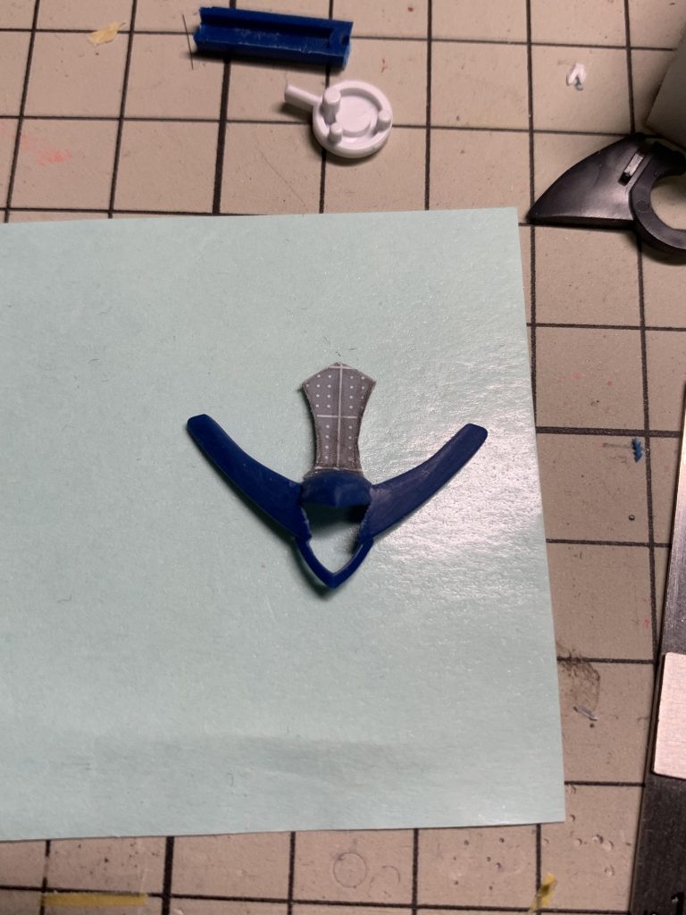 頭部制作。マス目が付いたプラ板は便利です。