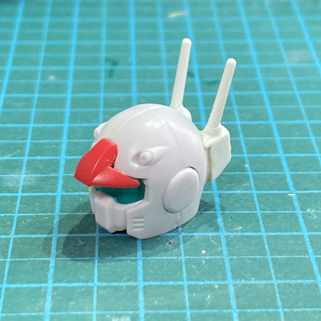 リバイブ版のまん丸頭はイメージから遠いので、頭部も初期型がベースです。耳のアンテナは削り落とし、ひさしと、アンテナ基部をリバイブから移植しました。隙間はこの後光硬化パテで埋めました。