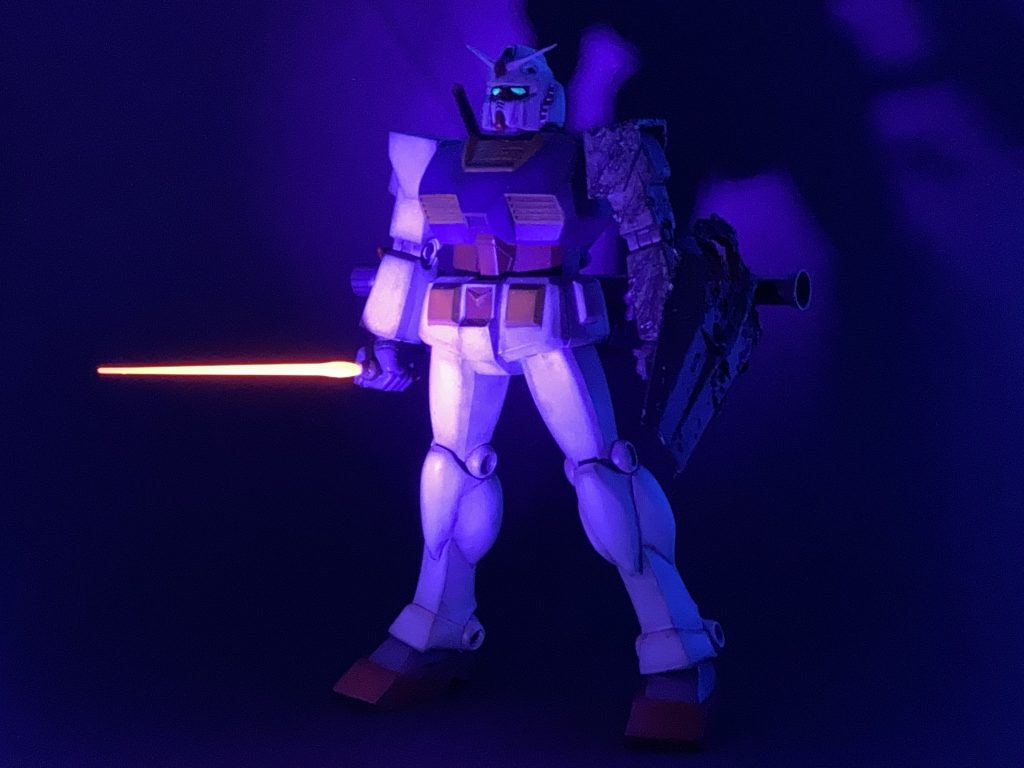 ビームサーベル持ち。蛍光塗料を塗っております🔦