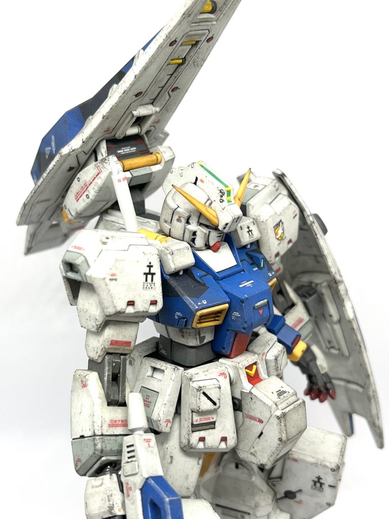 バックパックのセンサーが大きくなったため、シールドブースター裏にあってしまうので、掘り込んでます。