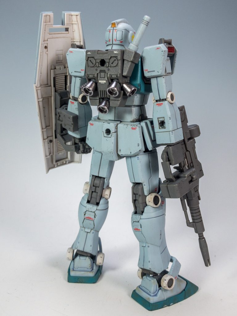 リアビューです。ジムのくせにバーニアが5つもあります!バーニアはガンダムマーカーのヘビーガンメタリックです。時系列的に、ジムは配備されたばっかりだと思うので、ウェザリングが控えめにしています。