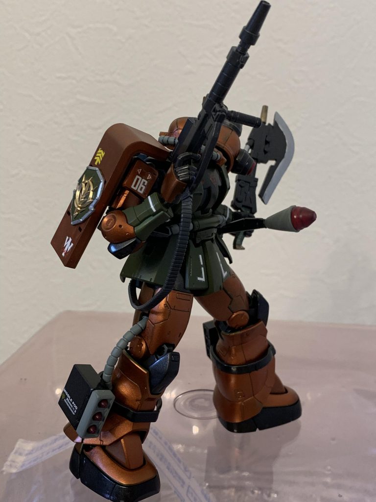 シールドにはジオン公国のレリーフ部隊マーク大佐マークをプリントし式典や部隊への鼓舞を強く意識したデザインになっている